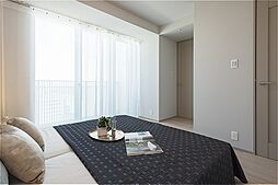 約7.5帖の洋室です。洋室の中で最も広く、主寝室としての利用もおすすめです。南東側に窓があり、気持ちの良い朝日とともに、目覚めることができそうです。