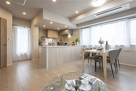 生活のメインとなるLDKは約17.1帖の広さ。3方向から陽光が差し込む明るい空間です。2026年5月にリフォームが完了したお部屋で、新生活を気持ちよくスタートできます。