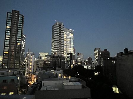 夜には都心の夜景が楽しめ、リラックスしたひと時をお楽しみになれます。