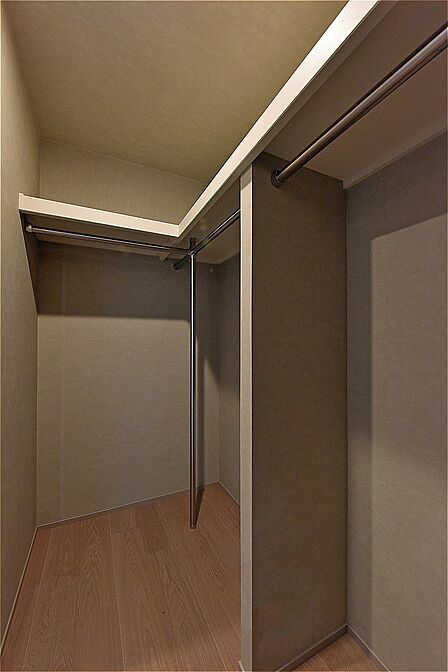 ウォークインクローゼットは枕棚とハンガーパイプ付きです。シーズンオフの布団や季節家電もすっきりと収納することができ、住空間をきれいに保てます。