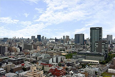 バルコニー前面には視界を遮る高い建物がありません。23階につき眺望良好です。※眺望は将来にわたって保証するものではありません。