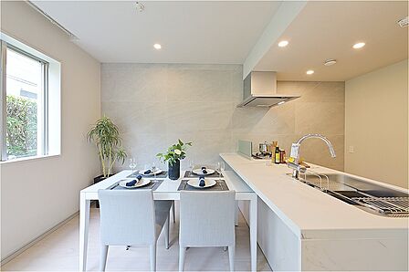 リビングからキッチンの様子が見えるので、ご家族同士で会話が弾みやすい間取りです。カウンターを介して料理の準備や片付けも捗ります。