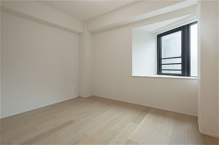 約5.2帖の洋室です。子ども部屋や仕事部屋など、多用途に活用できます。クローゼットが備わっているため、空間を有効に使うことが可能です。