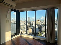 約19.4帖のLDKは3面採光の明るい空間です。ダイニングセットとソファを置いてもゆとりの感じられる広さです。バルコニーに出入りすることが可能。床暖房付きです。