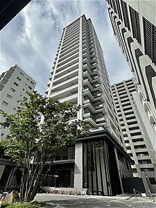 外観：東京メトロ南北線・都営三田線「白金高輪」駅まで徒歩3分。総戸数96戸の、免震構造タワーレジデンスです。地上23階・地下1階建の3階部分に位置する、2LDK角住戸です。