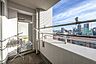 バルコニー：【バルコニー】LDKから出入り可能な南向きのバルコニーです。陽光が降り注ぎ、洗濯物が気持ちよく干せます。在宅ワークや家事の合間など、バルコニーに出て気軽にリフレッシュできそうです。