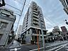 外観：【外観】幼稚園・小学校が徒歩4分圏内にあり、お子様のいるご家庭にもおすすめの立地。2026年9月リフォーム完了のきれいな住戸で、新生活をスタートできます。