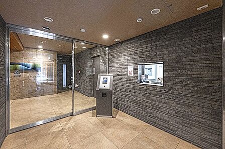 【エントランス】TVモニター付きハンズフリーインターフォンや24時間セキュリティシステムが採用されています。防犯面にも配慮されたマンションです。