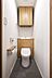 トイレ：【トイレ】清潔に利用できる温水洗浄機能付きトイレです。上部には収納棚が設置されており、トイレットペーパーや掃除用品を収納することができます。