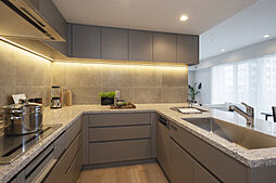 【キッチン/約5.2帖】作業効率良好なコの字型キッチンを採用しています。上下に収納をたっぷり設けており、キッチン小物が片付きます。