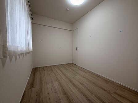 【洋室/約5.0帖】玄関からのアクセスがよく独立性の高いお部屋で、プライベートな時間も大切にしていただけます。