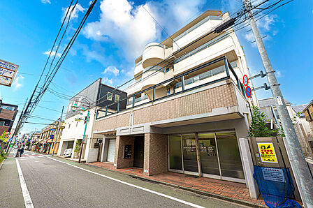 【現地外観写真】鉄筋コンクリート造、総戸数12戸のマンションです。ご内覧希望の方は、お気軽にお問い合わせくださいませ。