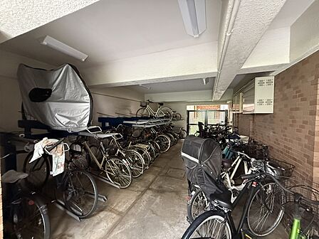 【駐輪場】雨風の影響を受けにくい、屋内型の駐輪場です。空き状況はお問合せください。