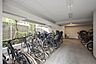 その他：【駐輪場】雨風から自転車を守ることができる、屋根付きの駐輪場が備わっています。お天気の悪い日もスムーズに乗り降りできます。