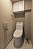 トイレ：【トイレ】トイレットペーパーのストックや、掃除用品などの収納に便利な吊戸棚を設けています。リモコンは壁に設置しているため、操作がしやすいです。