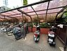 その他：【バイク置き場/共用部】敷地内にバイク置き場がございます。雨風や汚れが気になりにくい屋根付きです。※最新の空き状況や使用料金など、詳細につきましてはお問い合わせくださいませ。