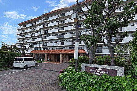 【現地外観写真】RC造地上7階建、総192戸の大規模マンション。京急久里浜線「京急長沢」駅まで徒歩8分、海が近く自然を感じられるロケーションです。