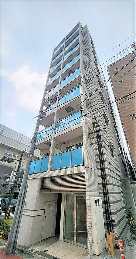 【現地外観写真】京王新線「初台」駅まで徒歩4分、小田急小田原線「参宮橋」駅まで徒歩8分！2沿線利用可能で、通勤アクセスがスムーズ◎大切なペットと暮らせるマンションです(規定あり)。