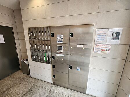 【メールコーナー】マンション内に設置されているため、雨の日も濡れずに郵便物を確認できます。エントランスはオートロック付きで、防犯面にも配慮されています。