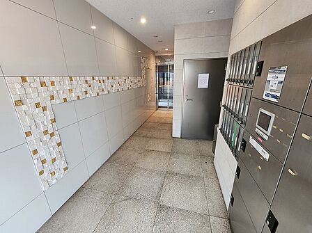 【メールコーナー】不在時でも荷物の受け取りが可能な、宅配ボックスが備わっています。再配達依頼の手間が省けて便利です。調理中や入浴時、体調不良時なども非対面での受け取りが可能です。