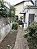 外観：【現地土地写真】周辺は低層住宅が並ぶ、第一種低層住居専用地域です。小学校まで徒歩7分、中学校まで徒歩10分。子育て世帯にもおすすめの住環境です。