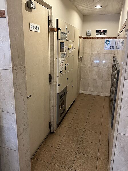 非対面や不在時にも荷物を受け取れる宅配ロッカー付きです。