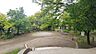 周辺：【平安公園】徒歩2分。小さなお子様と一緒に毎日でも外遊びに出かけられる距離にあります。鉄棒などの遊具が設置されています。