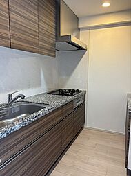 【キッチン/約3.2帖】作業に集中しやすい、壁付けタイプのキッチンが採用されています。同時調理が可能な3口コンロとグリル付き。