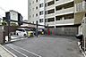 駐車場：【駐車場】敷地内に駐車場が設けられており、車から住戸までの移動がスムーズです。最新の空き状況や使用料は、お気軽にお問い合わせください。