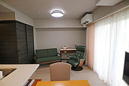 LDKは約13.7帖。シックな色使いの内装