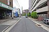 外観：物件の北西側前面道路（北東側から）［2026年7月13日撮影］