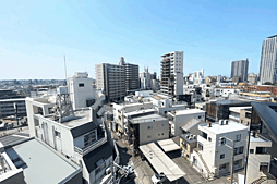 青空と開放的な街並みを望む、見晴らしの良い眺望