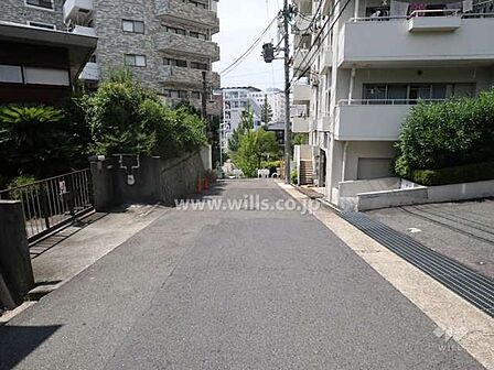 敷地西側の前面道路