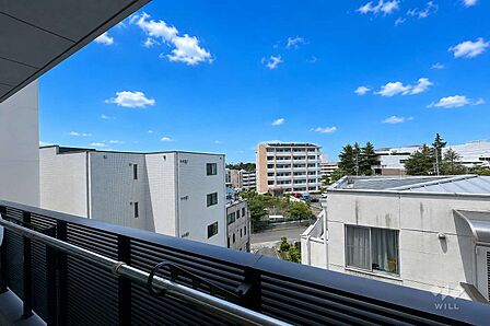 バルコニーからの眺め（南東方向）。さえぎる建物がなく、日当たり良好。周辺の建物からの目線も気にならなさそうです。