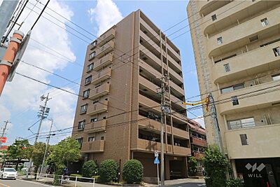 外観:エスポア春岡の外観(南西側から)。桜通り線「吹上」駅徒歩10分、生活至便な立地です。 外観:エスポア春岡の外観(南西側から)。桜通り線「吹上」駅徒歩10分、生活至便な立地です。