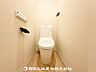 トイレ：シンプルですっきりとまとまったトイレスペース。お手入れのしやすさも感じられます。