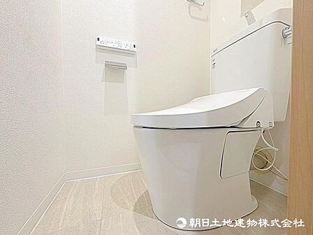 窓があり換気性能も良好!温水洗浄機能付きで清潔感あるトイレ!