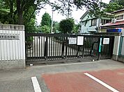 緑ヶ丘小学校まで約900ｍ、徒歩約12分