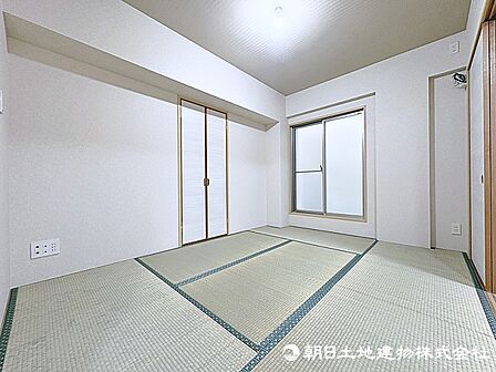 リビング隣接の6畳の和室！