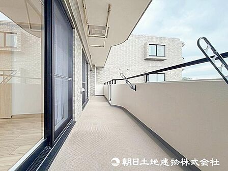 遮るものなくずっと陽当たりの良いバルコニー！風通しもよく洗濯物も早く乾きそうです！