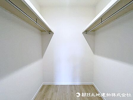 大容量のウォークインクローゼット!衣服の整頓に便利な仕様です。
