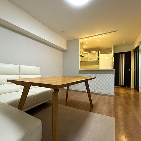 リビング/ダイニング 都心の静寂と風格を兼ね備えた、目黒のヴィンテージマンション。 1階/102