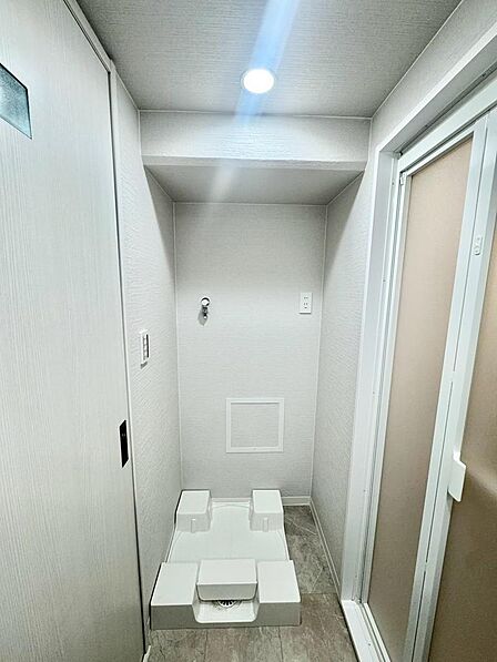 洗濯パンの上にダウンライトがあるので明るいです