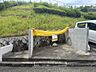 周辺：マンションを出てすぐにゴミ捨て場がございます♪出勤ついでにゴミ捨てができて便利です♪