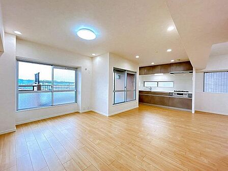 窓が多く明るい日差しが入るリビングです！