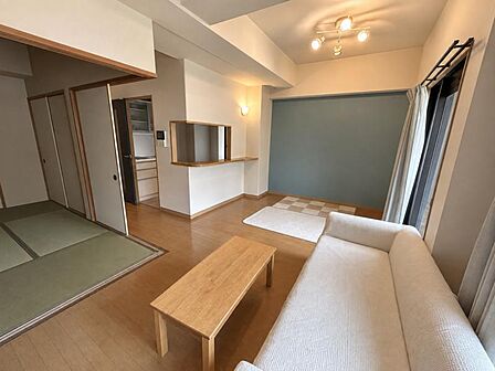 リビングに隣接の和室と併せて約18帖の広々空間に!ご家族でゆったりとお過ごしいただけます♪