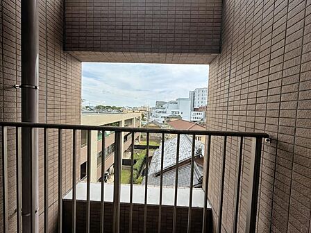 窓が多く採光を取り込みやすい構成で、室内に明るさと開放感をもたらしやすい点も魅力です!