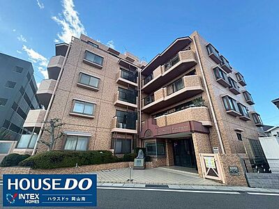 外観:【安心をプラス!お子様の成長を見守る環境】マンション内に公園があるので、小さなお子様を安心して遊ばせられます!さらに小学校まで徒歩10分圏内というのも大きな魅力のマンションです◎ 外観:【安心をプラス!お子様の成長を見守る環境】マンション内に公園があるので、小さなお子様を安心して遊ばせられます!さらに小学校まで徒歩10分圏内というのも大きな魅力のマンションです◎