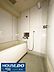 浴室：清潔感あふれるシンプルな浴室で、一日の疲れをすっきりリフレッシュ！足を伸ばせるゆったり浴槽は、お子様との楽しいお風呂タイムにもぴったりな快適空間です♪