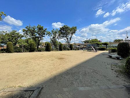 マンション前には公園もあります♪